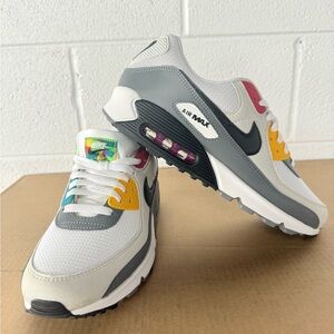 Nike Air Max 90 Essential
Peace, Love, Swoosh